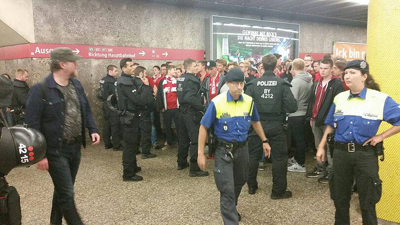 Derby-Stimmung in München: Unter Beobachtung der Polizei versammelten sich die Bayernfans am Vormittag im Tal. Vor dem Grünwalder Stadion kamen die Löwenfans dazu. Rund Tausend Polizisten sind im Einsatz.
