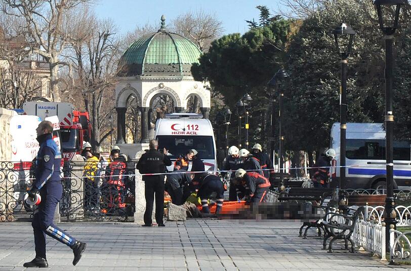 Am Dienstagvormittag hat sich ein Attentäter mitten in einer deutschen Reisegruppe in der Umgebung der Hagia Sophia und der Blauen Moschee im historischen Zentrum Istanbuls in die Luft gesprengt.