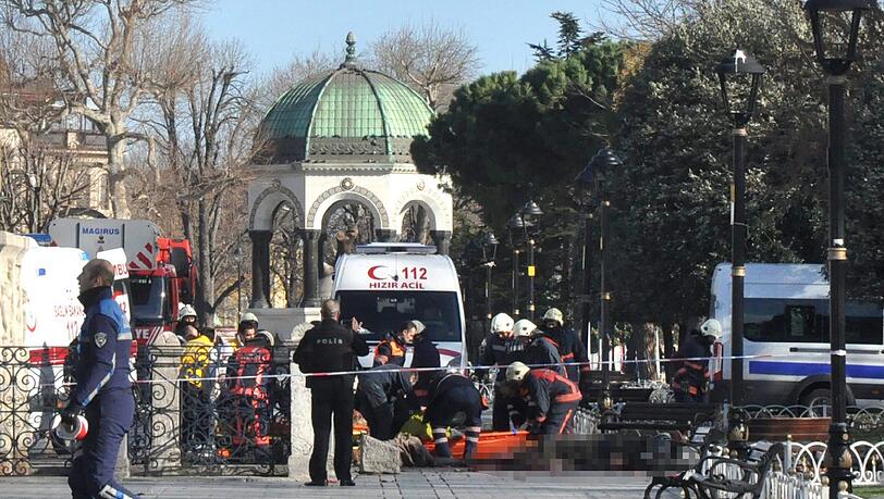 Am Dienstagvormittag hat sich ein Attentäter mitten in einer deutschen Reisegruppe in der Umgebung der Hagia Sophia und der Blauen Moschee im historischen Zentrum Istanbuls in die Luft gesprengt. Am Dienstagvormittag hat sich ein Attentäter mitten in einer deutschen Reisegruppe in der Umgebung der Hagia Sophia und der Blauen Moschee im historischen Zentrum Istanbuls in die Luft gesprengt.