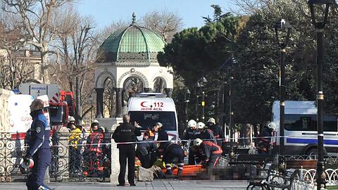 Am Dienstagvormittag hat sich ein Attentäter mitten in einer deutschen Reisegruppe in der Umgebung der Hagia Sophia und der Blauen Moschee im historischen Zentrum Istanbuls in die Luft gesprengt.