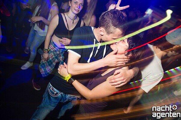 "Gute Laune Hoch 10" lautete das Motto im Ampere. Hoch 10 deshalb, weil insgesamt zehn Stunden lang gefeiert wurde und zehn 10 DJ's vor Ort waren.