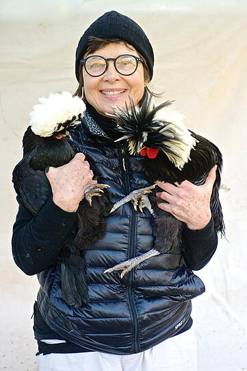 Isabella Rossellini mit zwei Polish-Hühnern im Arm.