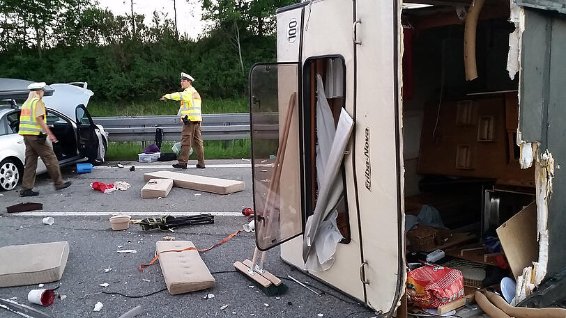 Der Wohnwagen ist komplett zerstört, das Zugfahrzeug landete in der Leitplanke. Ingesamt kamen drei Verletzte ins Krankenhaus. Die Bilder von der A7.