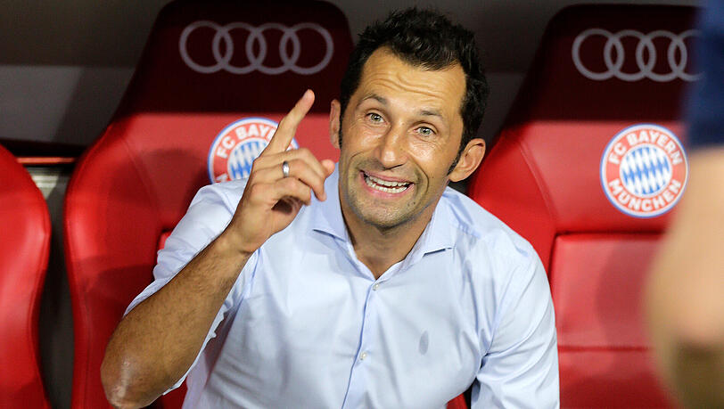 Der neue Sportdirektor Hasan Salihamidzic auf der Trainerbank des FC Bayern. Der neue Sportdirektor Hasan Salihamidzic auf der Trainerbank des FC Bayern.
