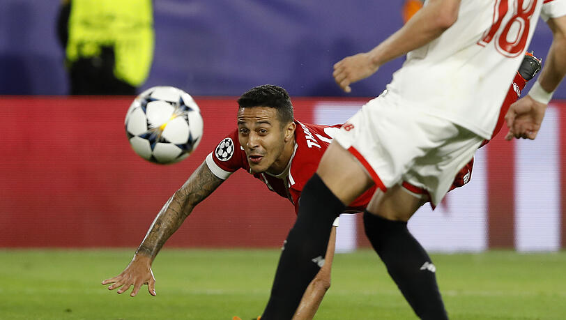 Bayerns Mittelfeld-Ass Thiago trifft zum 2:1 im Viertelfinal-Hinspiel der Champions League beim FC Sevilla. Bayerns Mittelfeld-Ass Thiago trifft zum 2:1 im Viertelfinal-Hinspiel der Champions League beim FC Sevilla.