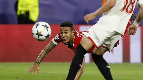 Bayerns Mittelfeld-Ass Thiago trifft zum 2:1 im Viertelfinal-Hinspiel der Champions League beim FC Sevilla.