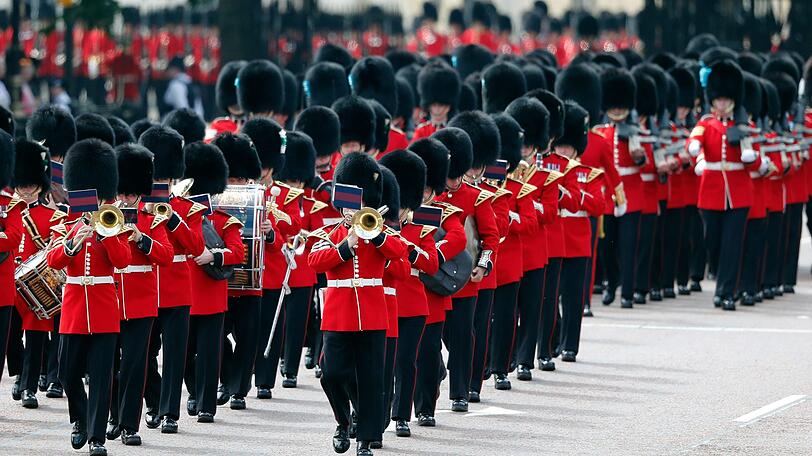 Die Soldaten marschieren bei der Militärparade "Trooping the Colour" anlässlich des 92. Geburtstags der britischen Königin.