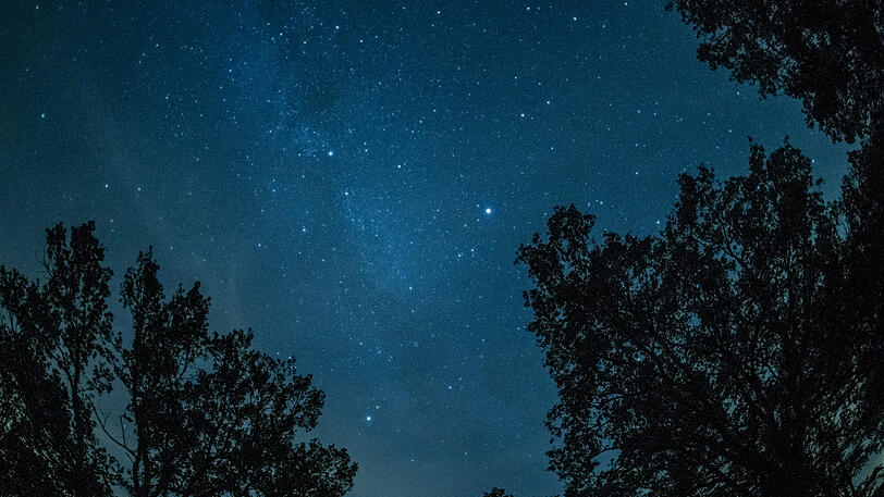 Der Nachthimmel inklusive Sternschnuppen über Prietzen bei Brandenburg.