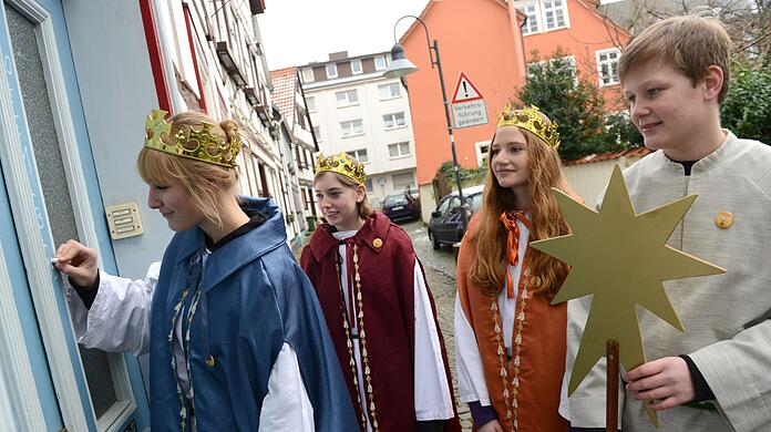 Sternsinger malen heuer am 6. Januar "20*C+M+B*18" an die Haustüre.