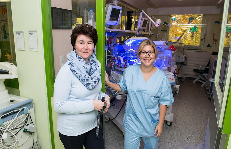 Stellen die neuen Räume vor (v.l.): Andrea Killiches und Sabrina Weigel, Stationsleiterinnen der Neonatologie.
