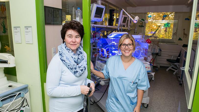 Stellen die neuen Räume vor (v.l.): Andrea Killiches und Sabrina Weigel, Stationsleiterinnen der Neonatologie. Stellen die neuen Räume vor (v.l.): Andrea Killiches und Sabrina Weigel, Stationsleiterinnen der Neonatologie.