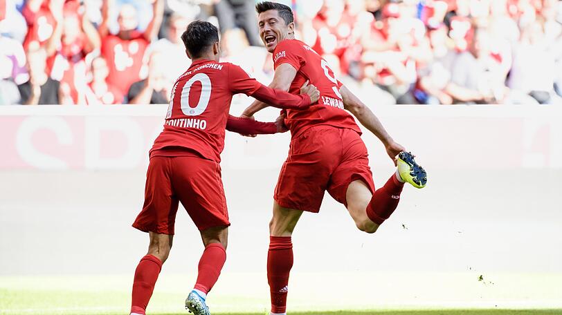 Komm' in meine Arme! Bayerns Neuzugang Coutinho (links) und Stürmer Robert Lewandowski, der dem Brasilianer beim 4:0-Sieg der Bayern über den 1. FC Köln &ndash; vollkommen Torjäger-untypisch &ndash; sogar den Vortritt beim Elfmeter ließ.