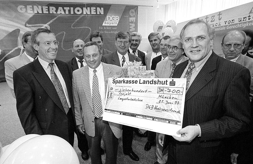 1997: Der langjährige DGB-Chef Fritz Schösser (SPD) erhält bei der Feier zu seinem 50. einen Geschenk-Scheck für Langzeitarbeitslose.