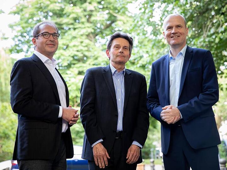 Gruppenbild: Rolf Mützenich (m.), kommissarischer Vorsitzender der SPD-Bundestagsfraktion, Ralph Brinkhaus (r.), Vorsitzender der CDU/CSU-Bundestagsfraktion, und Alexander Dobrindt, CSU-Landesgruppenchef.