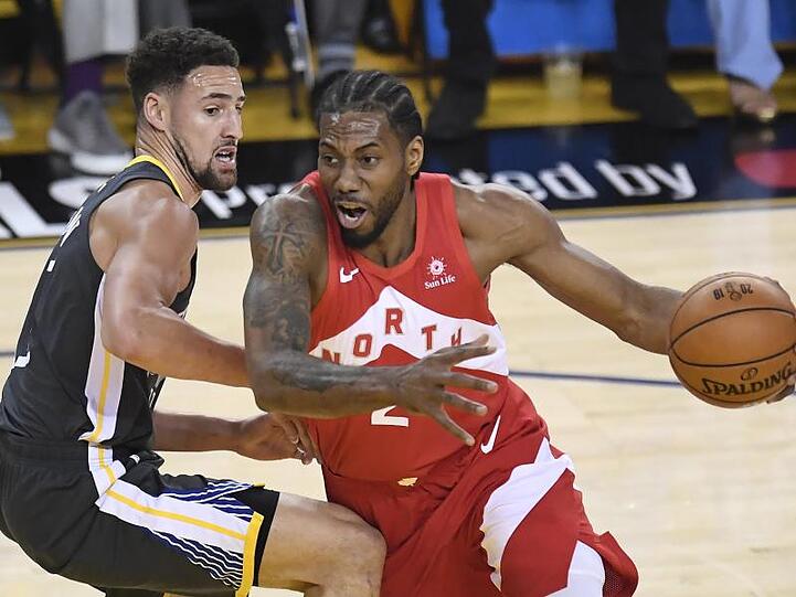Kawhi Leonard (r) führte die Toronto Raptors zur NBA-Meisterschaft.