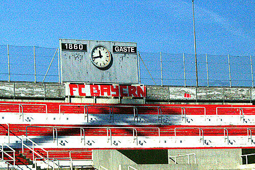 Bayern-Rot in der Kultstätte der Blauen - das Stadion an der Grünwalder Straße.