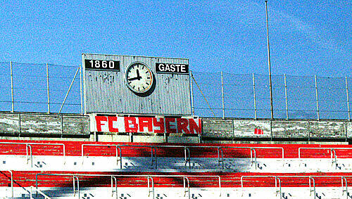 Bayern-Rot in der Kultstätte der Blauen - das Stadion an der Grünwalder Straße. Bayern-Rot in der Kultstätte der Blauen - das Stadion an der Grünwalder Straße.