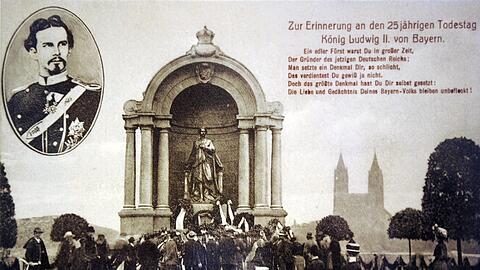 Geheuchelte Erinnerung: Das 1910 errichtete, 1942 eingeschmolzene und 1969 abschließend beseitigte Denkmal für Ludwig II. an der Corneliusbrücke auf einer zeitgenössischen Postkarte. Heute steht dort der erhaltene Kopf auf einer Säule, die Reste des Denkmals befinden sich im städtischen Steinlager.