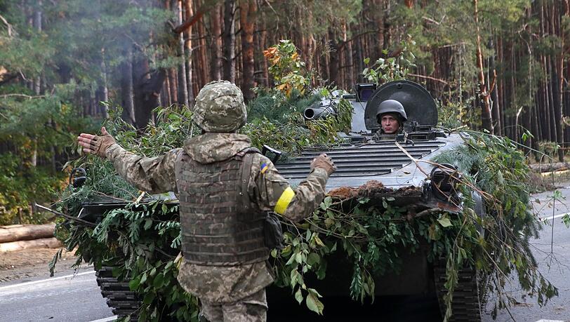 Ukrainische Soldaten nehmen an einem Training zur Abwehr einer feindlichen Offensive teil.