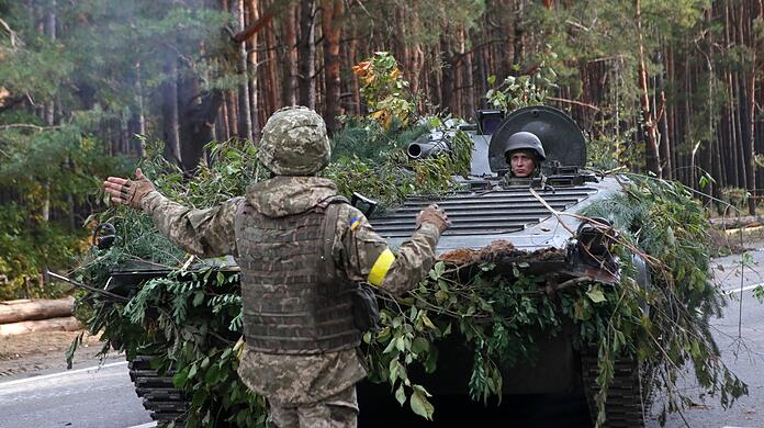 Ukrainische Soldaten nehmen an einem Training zur Abwehr einer feindlichen Offensive teil.