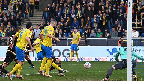 Braunschweigs Ermin Bicakcic (M, verdeckt) erzielt das Tor zum 2:0-Sieg gegen den KSC.
