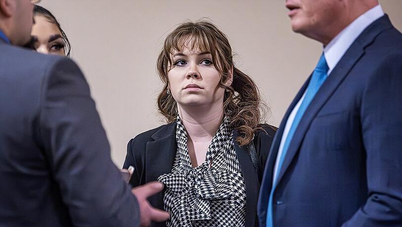 Waffenmeisterin Hannah Gutierrez-Reed wurde im April zu 18-monatiger Haftstrafe verurteilt. Waffenmeisterin Hannah Gutierrez-Reed wurde im April zu 18-monatiger Haftstrafe verurteilt.