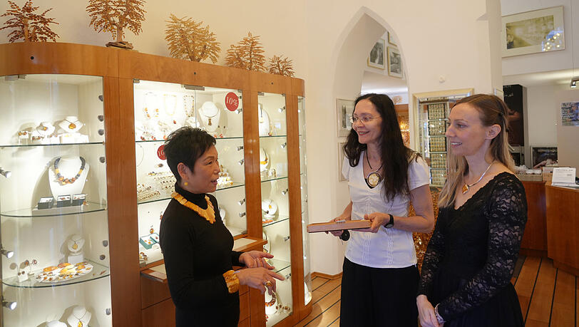Jennifer Herloev (eine Freundin der Eigentümerin Fehrn), Mitarbeiterin Christine Bernd (angestellt seit 24 Jahren) und Shopmanagerin Susanne Lutz zu Bernstein Laden Amber House im Rathaus am Marienplatz soll offenbar weichen 10.10.2024, Foto: Daniel von Loeper Jennifer Herloev (eine Freundin der Eigentümerin Fehrn), Mitarbeiterin Christine Bernd (angestellt seit 24 Jahren) und Shopmanagerin Susanne Lutz zu Bernstein Laden Amber House im Rathaus am Marienplatz soll offenbar weichen 10.10.2024, Foto: Daniel von Loeper