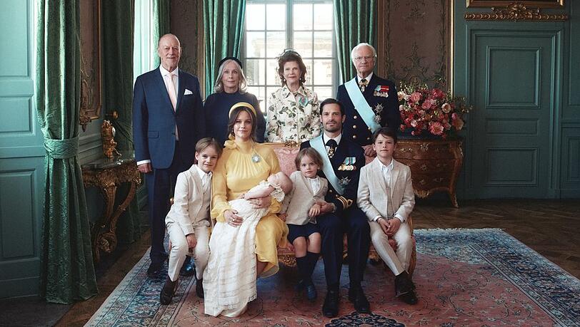 Prinzessin Sofia und Prinz Carl Philip posieren mit ihren Eltern und ihren Kindern.