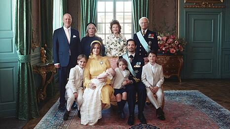 Prinzessin Sofia und Prinz Carl Philip posieren mit ihren Eltern und ihren Kindern.