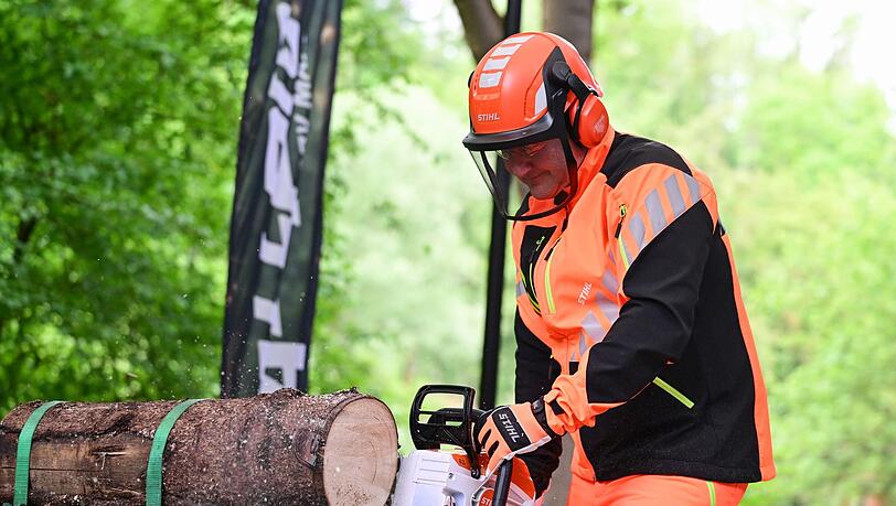 Der Absatz von Stihl-Akkugeräten war zuletzt gewachsen. Vorstands-Chef Traub sägt bei der Bilanz-Pressekonferenz mit einer neuen Stihl-Akkusäge einen Baumstamm. Der Absatz von Stihl-Akkugeräten war zuletzt gewachsen. Vorstands-Chef Traub sägt bei der Bilanz-Pressekonferenz mit einer neuen Stihl-Akkusäge einen Baumstamm.