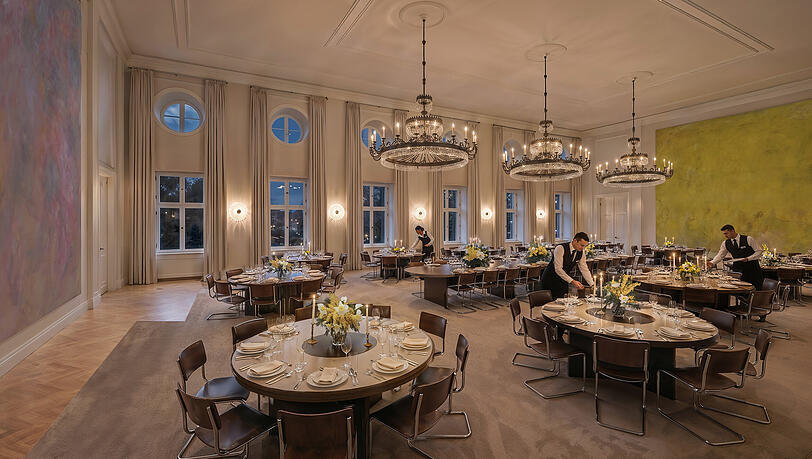 Edel, aber ohne Pomp und &bdquo;Bling-Bling&ldquo;: So stellt sich das Team von Henn den Gro&szlig;en Saal im sanierten Schloss Bellevue vor.