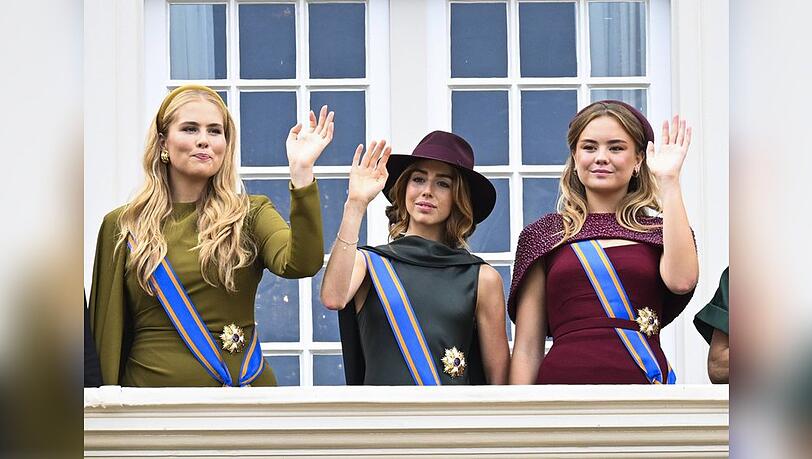 Kronprinzessin Amalia, Prinzessin Alexia und Prinzessin Ariane (v.l.n.r.) auf dem Balkon des Palasts Noordeinde. Kronprinzessin Amalia, Prinzessin Alexia und Prinzessin Ariane (v.l.n.r.) auf dem Balkon des Palasts Noordeinde.