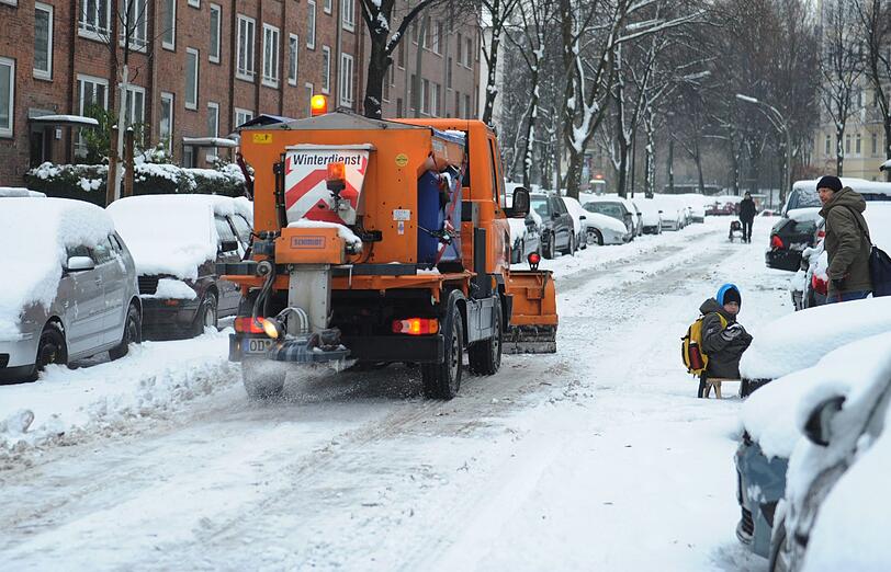 Deutschland bibbert: Mit eisigen Temperaturen und teils kräftigen Schneefall zieht der Winter ein. Die Bilder