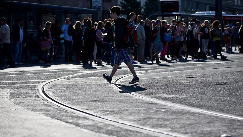 Warten auf Ersatzbusse: In Augsburg und Nürnberg wird bereits innerhalb weniger Tage zum zweiten
Mal gestreikt. Warten auf Ersatzbusse: In Augsburg und Nürnberg wird bereits innerhalb weniger Tage zum zweiten
Mal gestreikt.