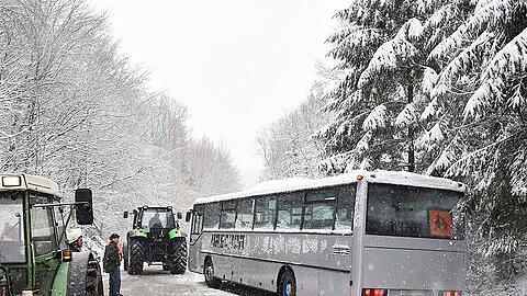 In Oberpframmern landete ein Schulbus im Straßengraben. Alle 15 Kinder blieben unverletzt.