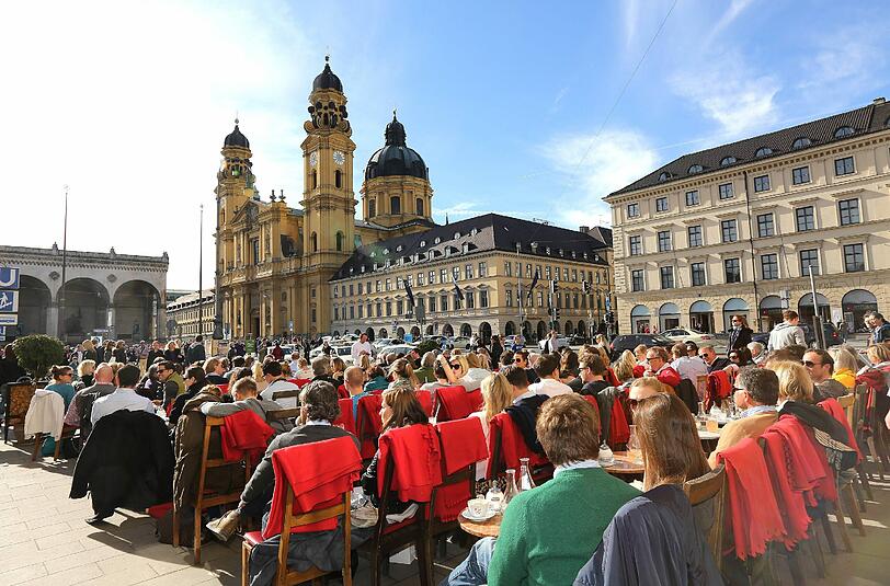 Wann auch immer in München die Sonne scheint, ist das Tambosi mit Blick auf die Feldherrnhalle voll.