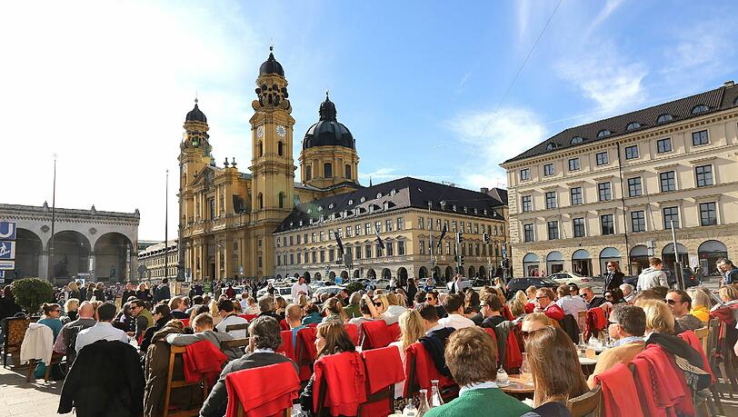 Wann auch immer in München die Sonne scheint, ist das Tambosi mit Blick auf die Feldherrnhalle voll. Wann auch immer in München die Sonne scheint, ist das Tambosi mit Blick auf die Feldherrnhalle voll.