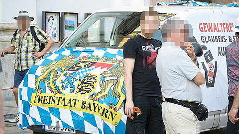 Auch auf Demonstrationen immer wieder gesichtet: Marvin G. (Mitte), der die Schusswaffen besorgt haben soll.