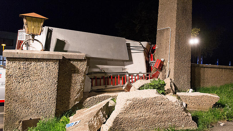 Die Feuerwehrler müssen ihren jungen Kollegen aus dem Wrack befreien.