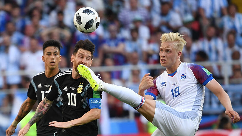 Lionel Messi aus Argentinien (2.vl) und Hördur Björkvin Magnusson aus Island kämpfen um den Ball. Lionel Messi aus Argentinien (2.vl) und Hördur Björkvin Magnusson aus Island kämpfen um den Ball.