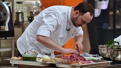 Gegrilltes Milchlamm mit confierter Aubergine, Bohnen und orientalischem Couscous: So gewinnt Unterlechner die Fernsehshow &bdquo;Top Chef Germany&ldquo;.