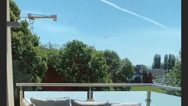 Die Gartenmöbel stehen schon auf Sarahs Terrasse. Die Gartenmöbel stehen schon auf Sarahs Terrasse.