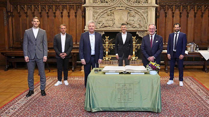 Die Bayern-Delegation am Sonntag mit Münchens OB Dieter Reiter (3.v.l.).