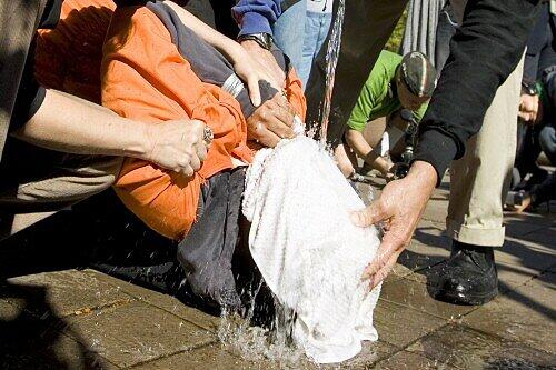 Nachstellung der Foltermethode Waterboarding