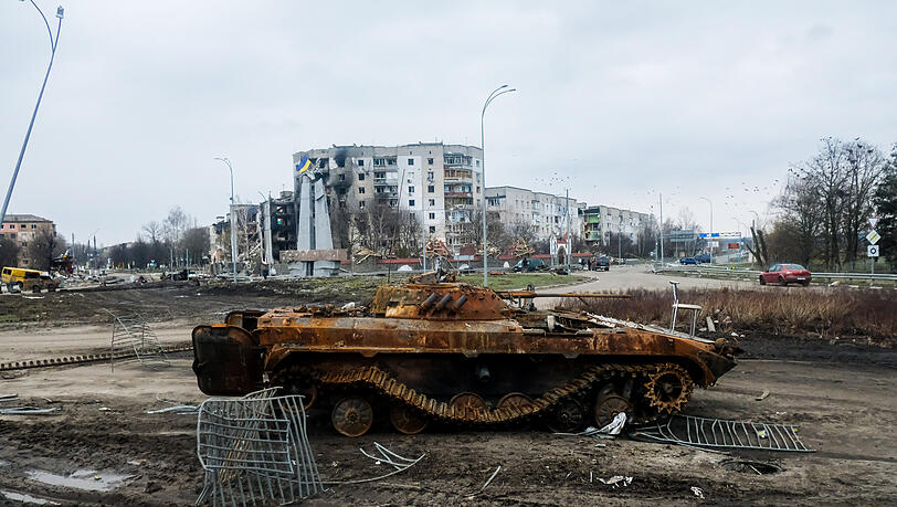 Ein zerstörter russischer Kampfpanzer steht auf dem Hauptplatz von Borodjanka, einem kleinen Dorf. Ein zerstörter russischer Kampfpanzer steht auf dem Hauptplatz von Borodjanka, einem kleinen Dorf.