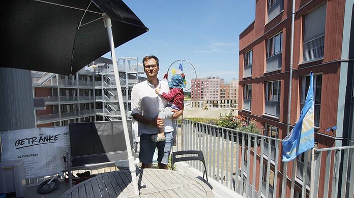 Einer der Pioniere in Freiham-Nord: Sebastian Gottschalk (35) ist mit Frau und Sohn (2) in eine Genossenschaftswohnung von Wagnis-West gezogen. Die Großbaustelle rundherum? Sei "toll für alle Kinder, die hier schon wohnen", meint er.