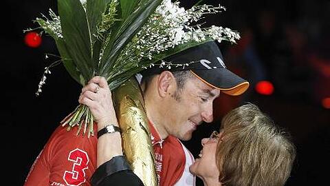 Blumen und ein Kuss von Mutter Marianne: Erik Zabel nach seinem Sieg im letzten Rennen.