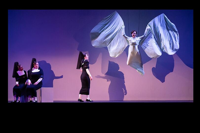 Drei von Bernarda Albas T&ouml;chtern (von links: Naffie Janha, Alexandra Juschkewitsch und Lisa Stiegler) staunen: Kann ihre j&uuml;ngste Schwester (Felicia Chin-Malenski) sich vielleicht befreien?