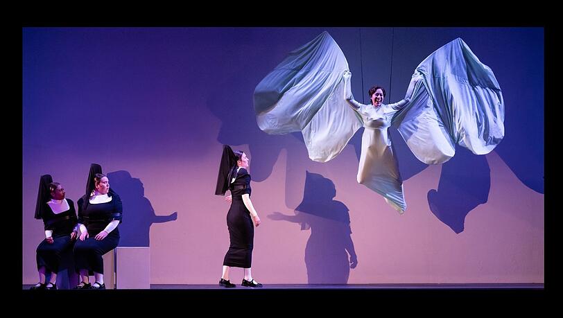 Drei von Bernarda Albas Töchtern (von links: Naffie Janha, Alexandra Juschkewitsch und Lisa Stiegler) staunen: Kann ihre jüngste Schwester (Felicia Chin-Malenski) sich vielleicht befreien? Drei von Bernarda Albas Töchtern (von links: Naffie Janha, Alexandra Juschkewitsch und Lisa Stiegler) staunen: Kann ihre jüngste Schwester (Felicia Chin-Malenski) sich vielleicht befreien?