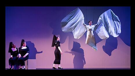 Drei von Bernarda Albas T&ouml;chtern (von links: Naffie Janha, Alexandra Juschkewitsch und Lisa Stiegler) staunen: Kann ihre j&uuml;ngste Schwester (Felicia Chin-Malenski) sich vielleicht befreien?